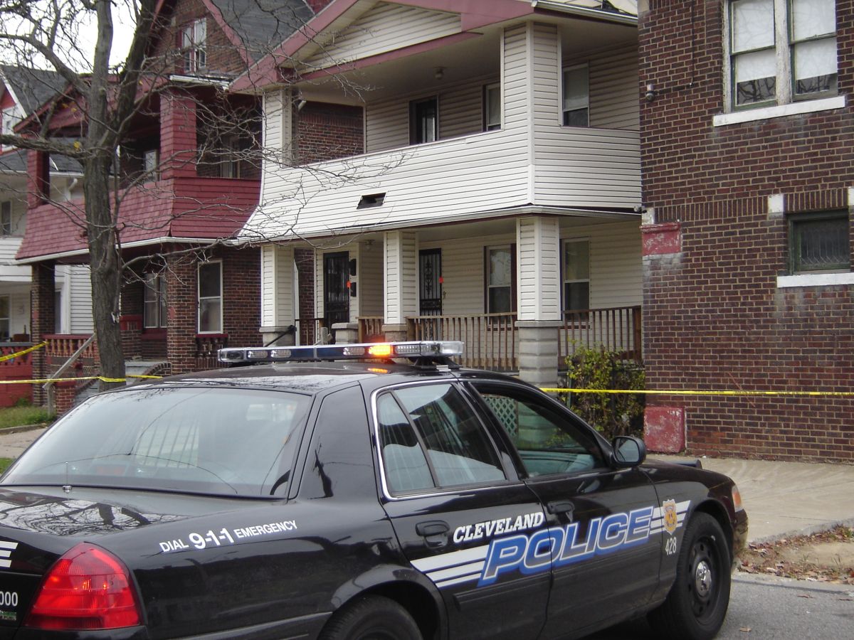 Una patrulla de la policía de Cleveland en el exterior de la vivienda de Anthony Sowell en noviembre de 2009.