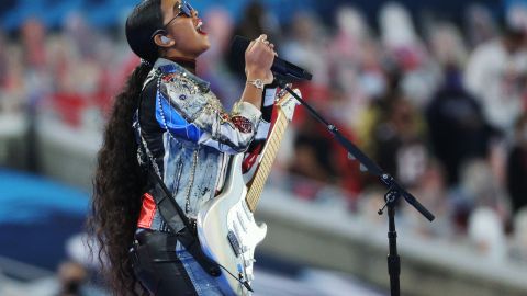 H.E.R cantando en el Super Bowl 2021.