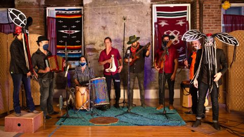 Entre los ritmos que incluye el álbum, editado por Jarana Récords, están el son jarocho, el currulao, el danzón, las alegrías de Cádiz, el festejo, el landó, la bomba y Plena, el huapango, la chacarera, la cumbia, y el yoruba.