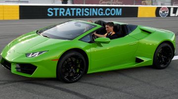 En la imagen se puede apreciar un automóvil Lamborghini Huracan, que tiene un costo de $318,000 dólares.