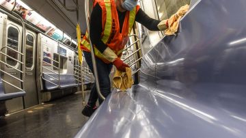 El 75% de los pasajeros aprueba el programa de desinfección del Subway durante las noches.
