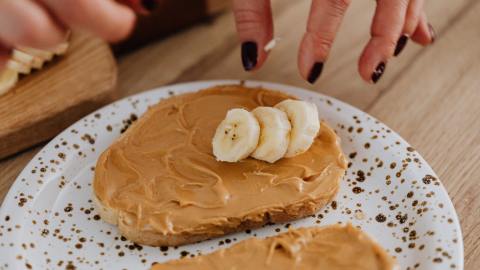 La crema de maní es un alimento rico en grasas saludables y proteínas, además es de lo más reconfortante y saciante. Descubre nuevas maneras de disfrutarla.