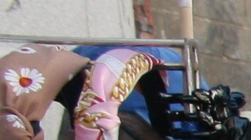 La comerciante isleña Maribel Feliz exhibe con orgullo su bandera en el corazón de República Dominicana en NY.