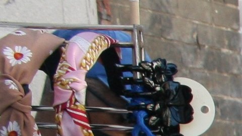 La comerciante isleña Maribel Feliz exhibe con orgullo su bandera en el corazón de República Dominicana en NY.