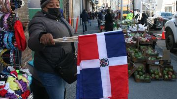 La comerciante isleña Maribel Feliz exhibe con orgullo su bandera en el corazón de República Dominicana en NY.