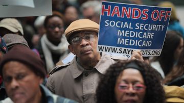 Miles de beneficiarios vulnerables de Medicaid enfrentan investigaciones de sobrepagos cada año, asegura ‘Legal Aid Society’.