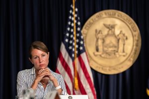 ‘Revelación’ de Secretaria del Gobernador empeora polémica sobre muertes en ancianatos de NY por COVID-19