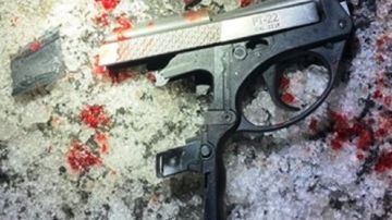El NYPD mostró el arma utilizada por el tirador.