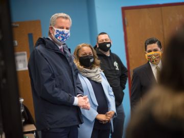 El canciller de Educación Richard Carranza será reemplazado por Meisha Porter, quien se ve aquí junto al Acalde el jueves durante el retorno a clase de las escuelas intermedias.