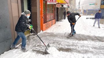 La nevada trae una gran oportunidad de trabajos para los jornaleros quitando la nieve.