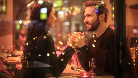 Hay opciones de restaurantes para disfrutar de pasta, vino y buena vista desde el interior.