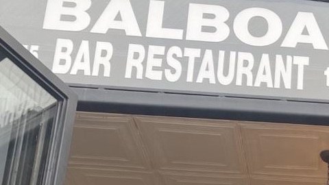 El presidente de Brooklyn, Eric Adams (al frente) y el concejal Ydanis Rodríguez se unieron al pedido de  que se aumente el servicio interior de los restaurantes.