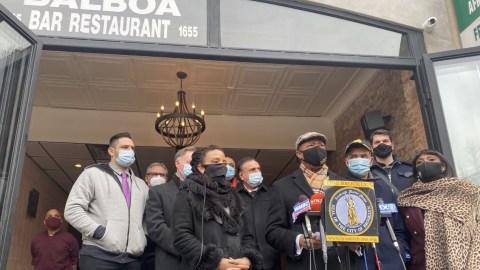 El presidente de Brooklyn, Eric Adams (al frente) y el concejal Ydanis Rodríguez se unieron al pedido de que se aumente el servicio interior de los restaurantes.