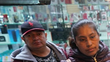 En promedio, Robert Magiet le compra a cada vendedor 15 docenas, por las que paga $16 dólares por cada una.