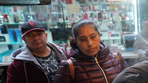 En promedio, Robert Magiet le compra a cada vendedor 15 docenas, por las que paga $16 dólares por cada una.