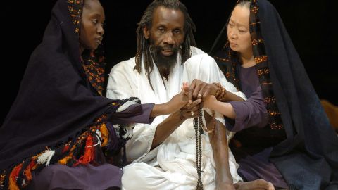 El actor Sotigui Kouyate (centro) como Tierno Bokar en la obra de teatro "Tierno Bokar" de Peter Brook.