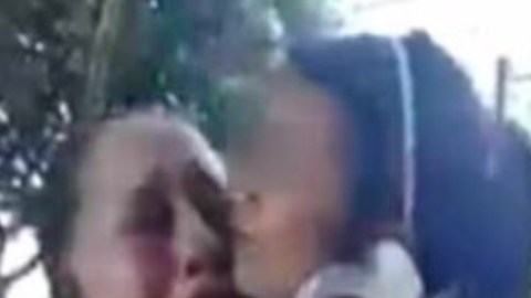 VIDEO: Niña es arrebatada de mujer que la adoptó para devolverla a papás que la abandonaron