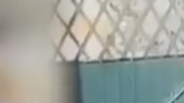 VIDEO: Sujeto golpea a sus padres de la tercera edad; les avienta un contenedor ¡lleno de agua!