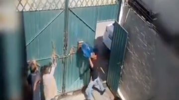 VIDEO: Sujeto golpea a sus padres de la tercera edad; les avienta un contenedor ¡lleno de agua!