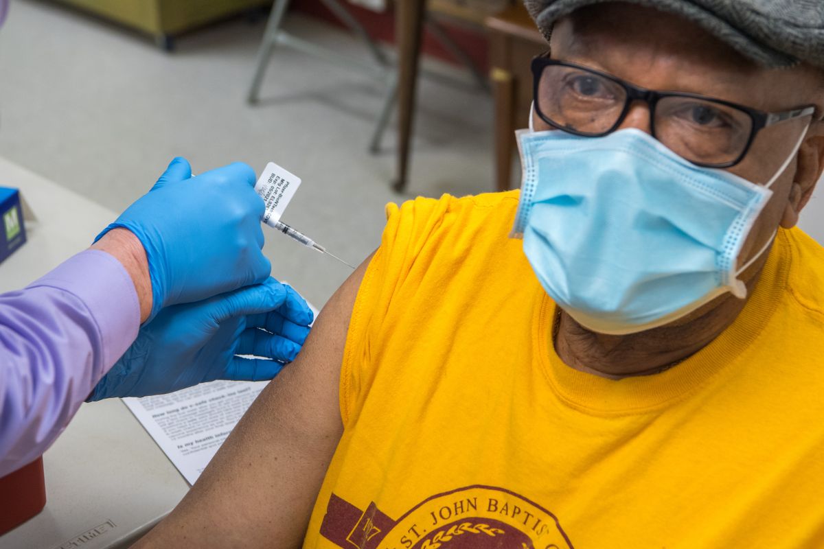 Cuomo confirmó que ya se han administrado el 92% de las primeras dosis de las vacunas recibidas en Nueva York. 