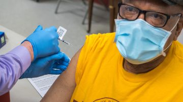 Cuomo confirmó que ya se han administrado el 92% de las primeras dosis de las vacunas recibidas en Nueva York.