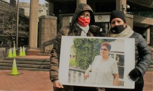 Familiares de fallecidos por COVID-19 en ancianatos presionan por una investigación federal contra el gobernador Cuomo