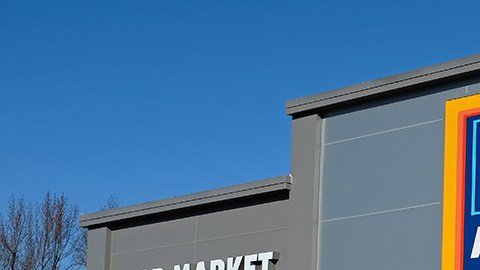 El modelo de negocio de Aldi es dar productos a un bajo costo, llegando a ofrecerlos hasta un 50% más baratos que los supermercados tradicionales.