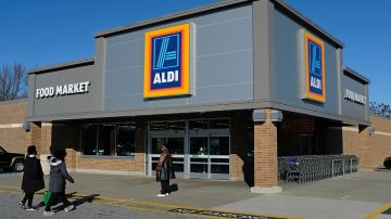 El modelo de negocio de Aldi es dar productos a un bajo costo, llegando a ofrecerlos hasta un 50% más baratos que los supermercados tradicionales.