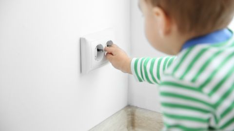 El pequeño acercó el cubierto y estaba húmedo.