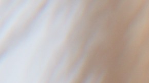 La pequeñita recibió unos auxiliares auditivos que le han cambiado la vida.