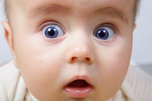La emotiva reacción de una bebé sorda al escuchar por primera vez la voz de su madre