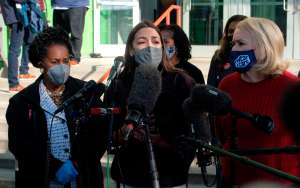 Alexandria Ocasio-Cortez entrega $3.2 millones a damnificados por tormenta en Texas en claro contraste con republicano Ted Cruz