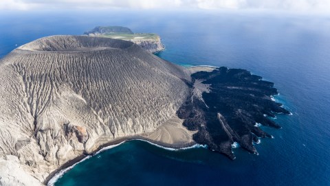 La isla se encuentra en el Pacífico. El puerto mexicano más cercano es Acapulco.