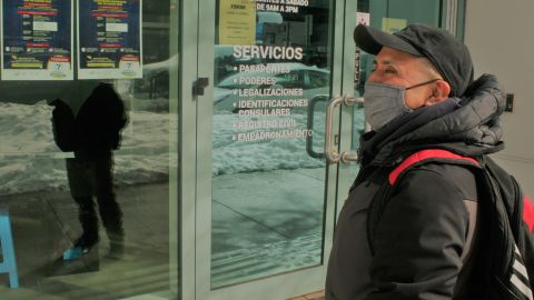 Juan Tito, un trabajador de la construcción ecuatoriano acudió al Consulado de su país a resolver dudas sobre los comicios.