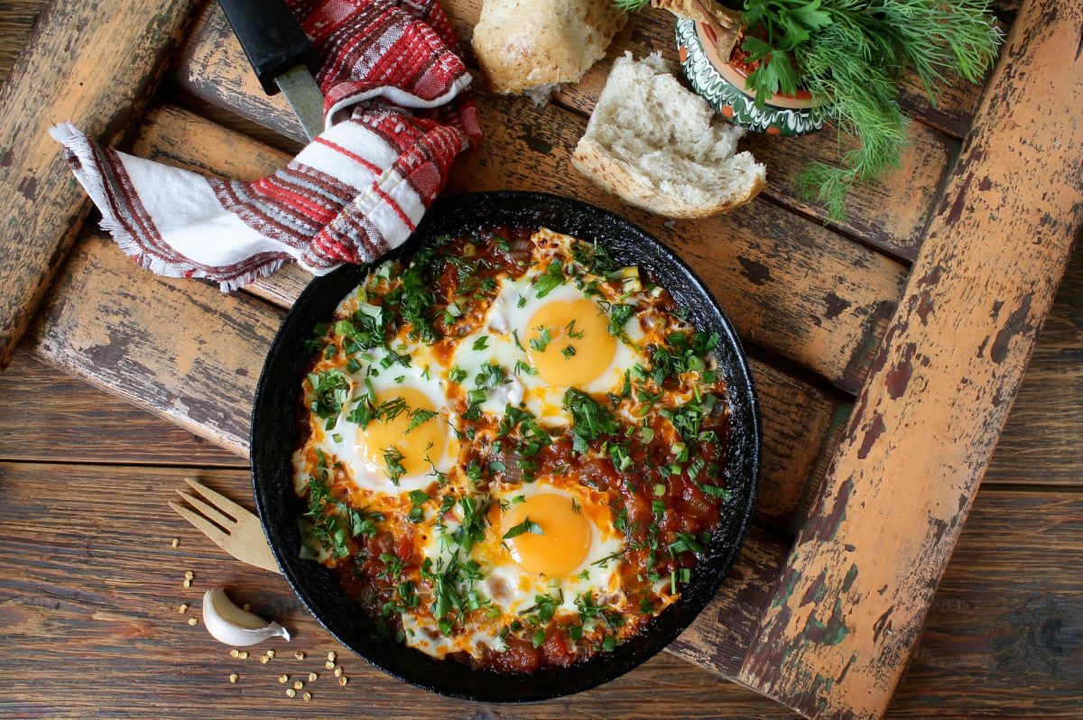Comer huevos por la mañana, es de gran ayuda para consumir menos calorías a lo largo del día.