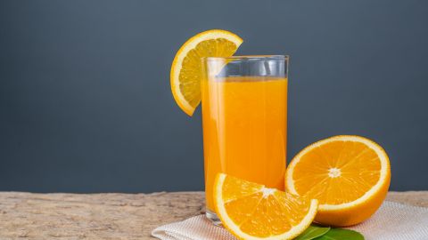 Los jugos no contienen la fibra de las fruta y se requieren varias piezas para un solo vaso.