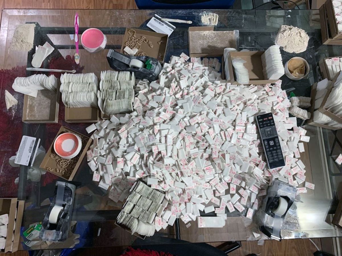 Parte de los narcóticos encontrados en dos departamentos en Queens.  