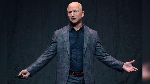 Actualmente, Jeff Bezos tiene una fortuna de $191,000 millones de dólares, de acuerdo con el índice de Bloomberg.