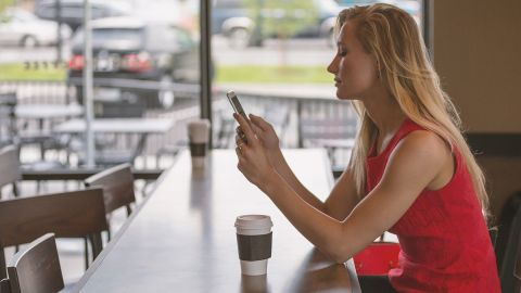 Debes enviar un mensaje de texto a la empresa, en lugar de mandárselo a tu ex.