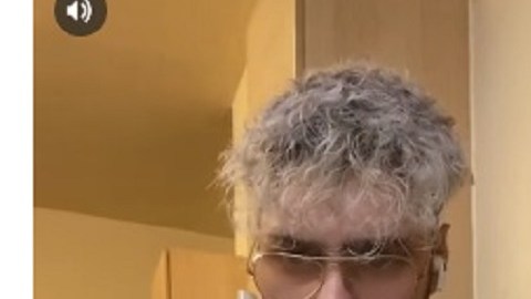 El video donde recrea el emoji de pastel de cumpleaños fue un éxito en TikTok, por lo que sus seguidores le pidieron que continuara haciendo réplicas.