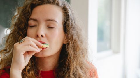 Chica disfrutando comida