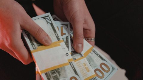 Una_mujer_obtiene_$150,000_dólares_de_ayuda_por_coronavirus_es_acusada_de_fraude_y_se_va_de_compras_pexels-tima-miroshnichenko-6266697.jpg