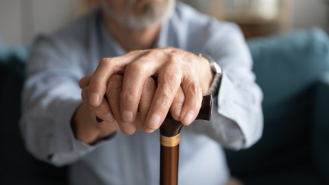 Su familia lo dejó porque no pudieron ingresarlo a un asilo.