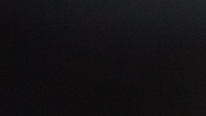 La policía está buscando a la agresora.