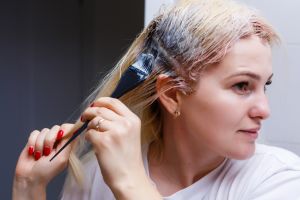 Cómo teñir tu cabello como un profesional sin salir de casa