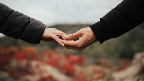 Close,Up,Of,Arms,Of,Young,Couple,In,Love,Holding