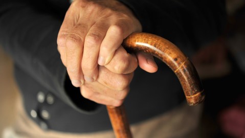 El hombre no tiene en dónde vivir, por lo que deambula en una carretera.