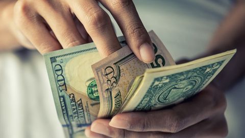 Grupos criminales en todo el mundo se han aprovechado del miedo y la desinformación en medio de la pandemia para crear nuevas formas de obtener dinero y datos.