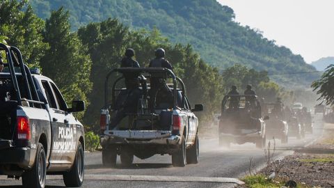 La policía mexicana viaja regularmente en grupo, como este en el estado de Michoacán.