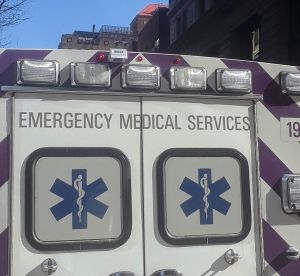 Nada ni nadie a salvo: ladrón descarado se llevó una ambulancia frente a hospital en Nueva York, a plena luz